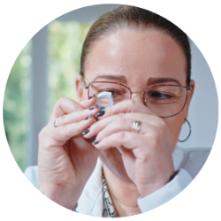 Mitarbeiterin der Finanzbuchhaltung in einer Teambesprechung